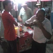 Scooby Dogs - Salvador - BA, Brasil. "ô véi, tira uma foto aqui d´eu comendo, é bom demais".