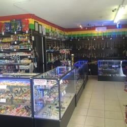 Smokeyz Smoke Shop logo