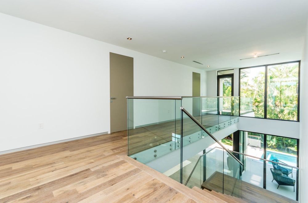 Aviluxe Glass