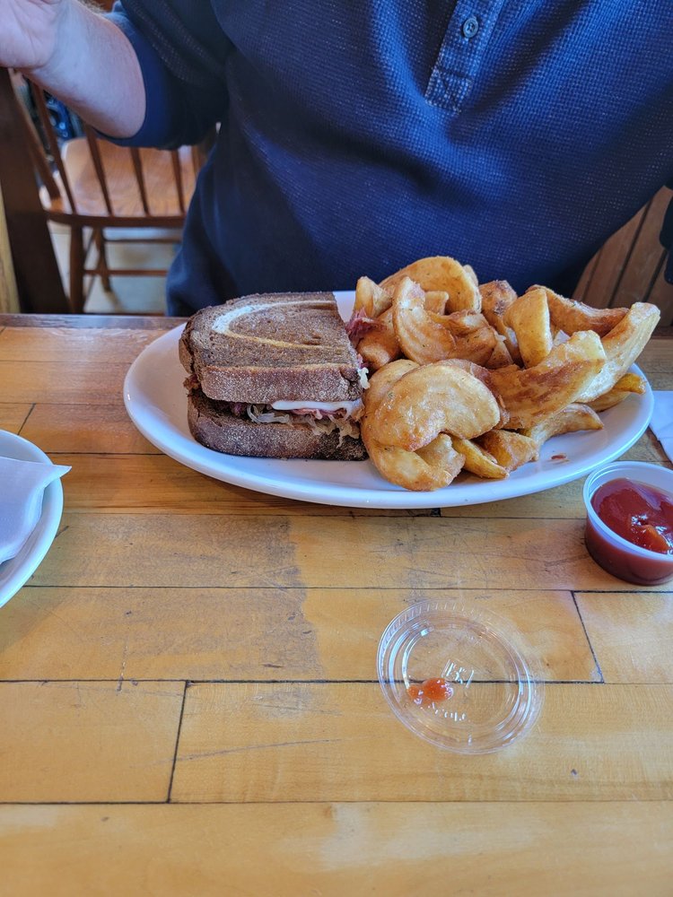 Creek’s Bar And Grille