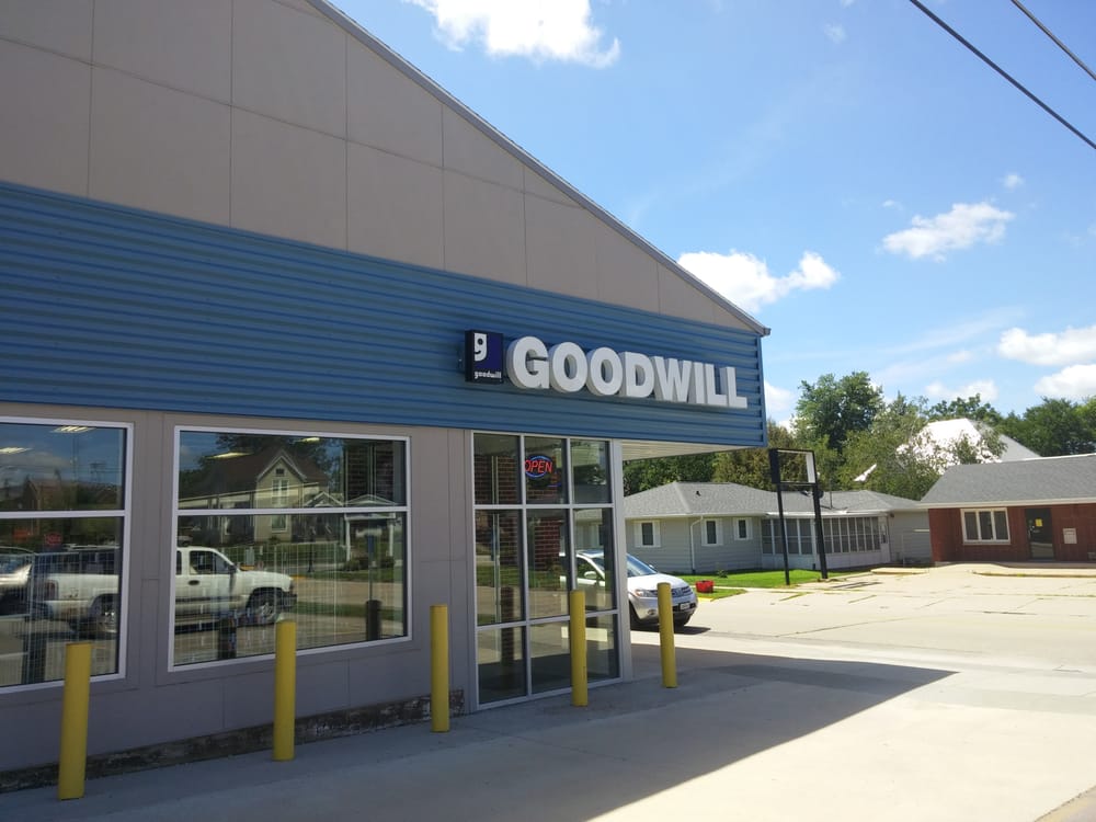 Goodwill Dyersville Thrift Stores 211 4th St SE, Dyersville, IA