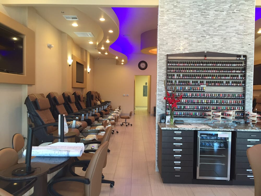 Very spacious, nice furniture, and a very wide variety of gel and