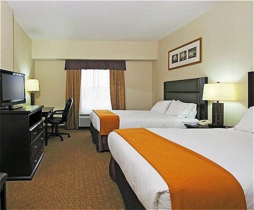 Holiday Inn Express & Suites Ottawa Airport