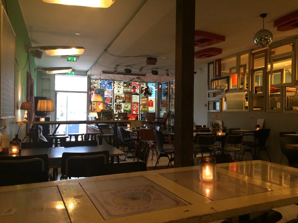 de ruimte (met images-letters aan het plafond!). - yelp