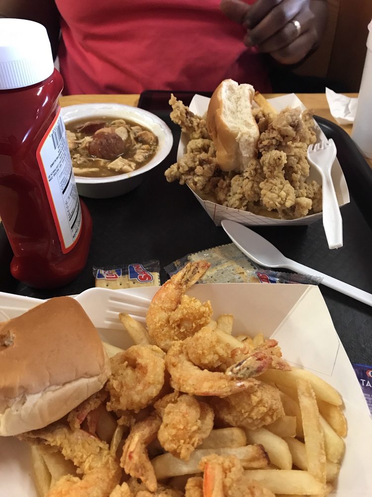 Gizzards Fried Shrimp Basket With Fries And A Roll En Photo Of Cajun Way Restaurant Crowley La United States Gizzards Fried