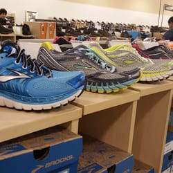 Dsw Designer Shoe Warehouse 24 Photos 37 Reviews S Photo Of Dsw Designer Shoe Warehouse Schaumburg Il United States Brooks