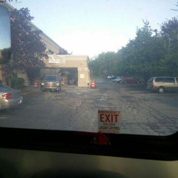 romulus entrance right wyndham baymont detroit airport zone