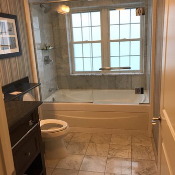 Newport Beach Hotel Suites 106 Photos 83 Reviews Hotels 1 Photo Of Newport Beach Hotel Suites Middletown Ri United States Bathroom