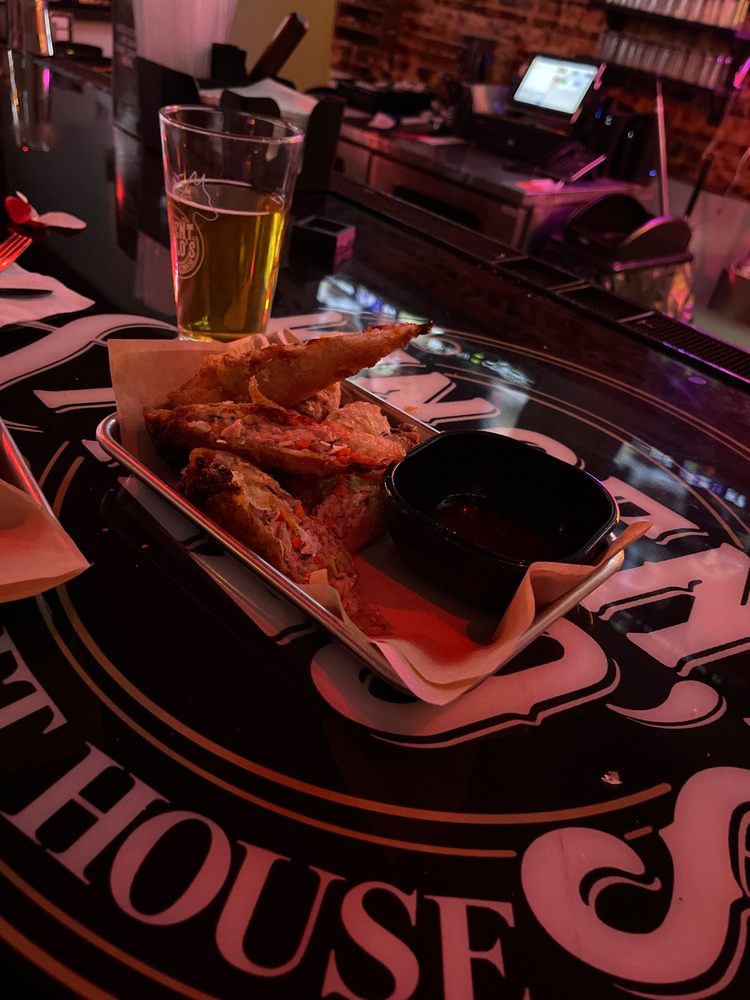 Vincent & Melo’s Bar and Food Truck Vincent & Melo’s Bar and Food Truck