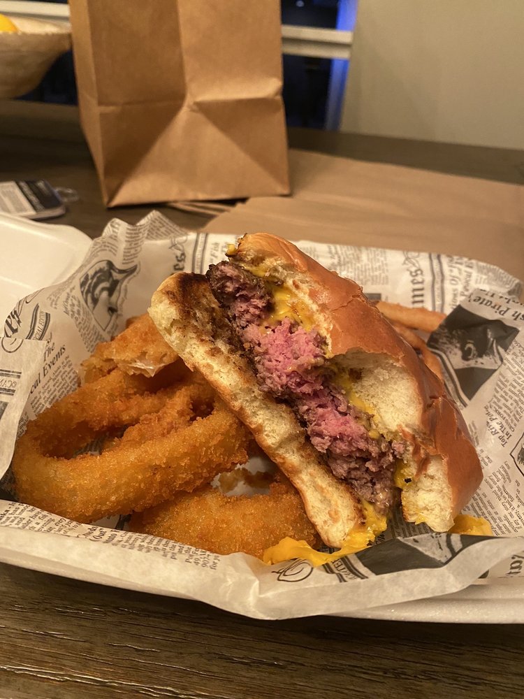 Anthony's Restaurant & Pub