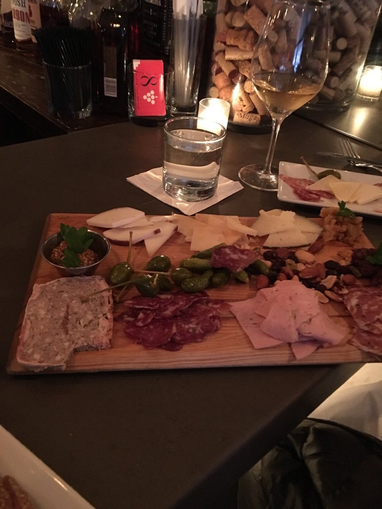 8th Street Winecellar