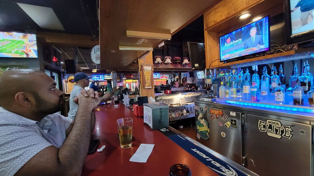 10 Sports Bar & Grill 10 Sports Bar & Grill