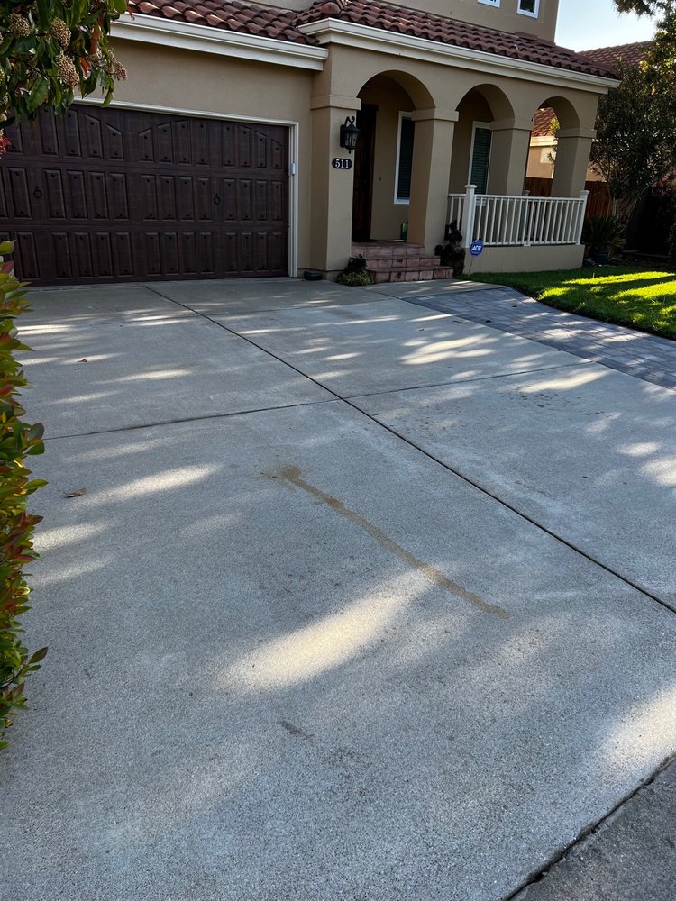 Applying Pressure Washing Services