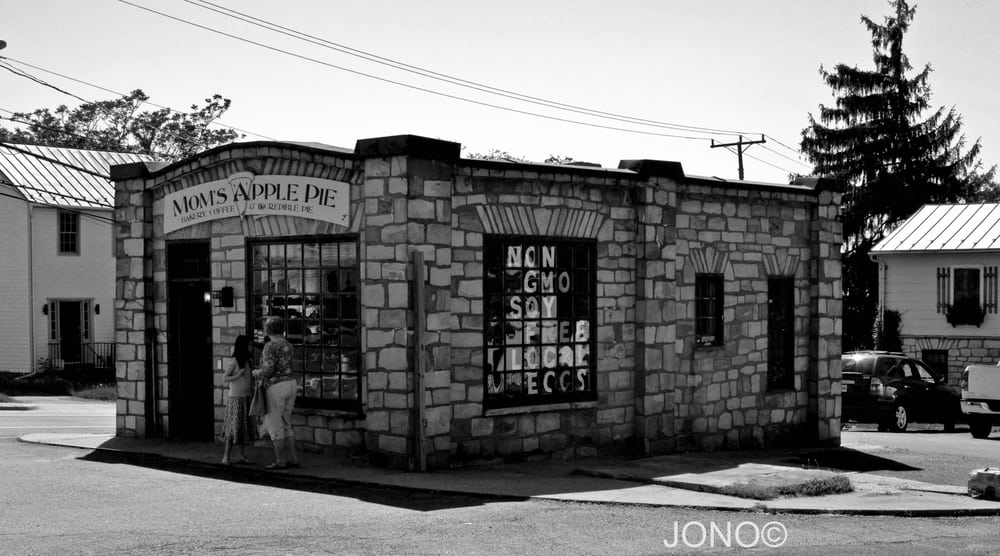 Mom's Apple Pie Bakery