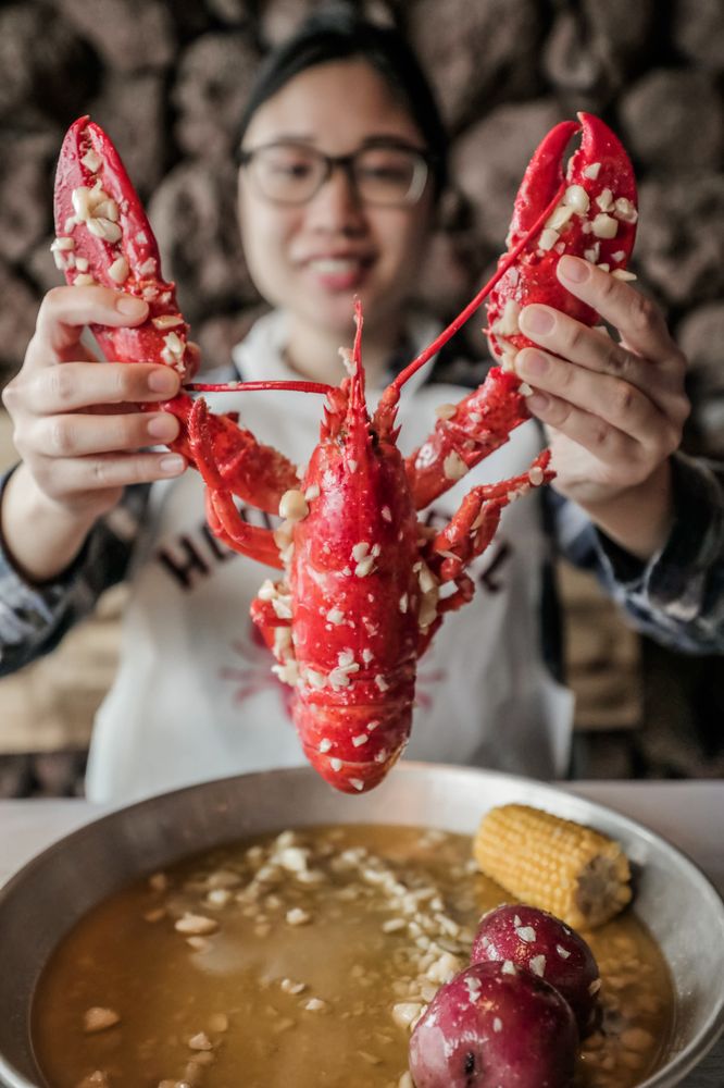 Hook & Reel Cajun Seafood & Bar 