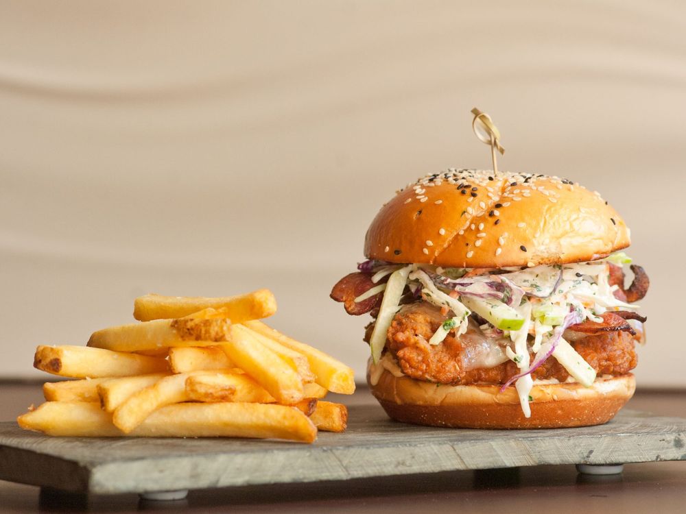 The Edge Social Grille & Lounge