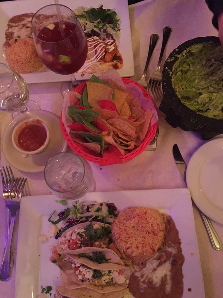 Guacamole fresh, red sangria, complimentary chips, fish tacos and a