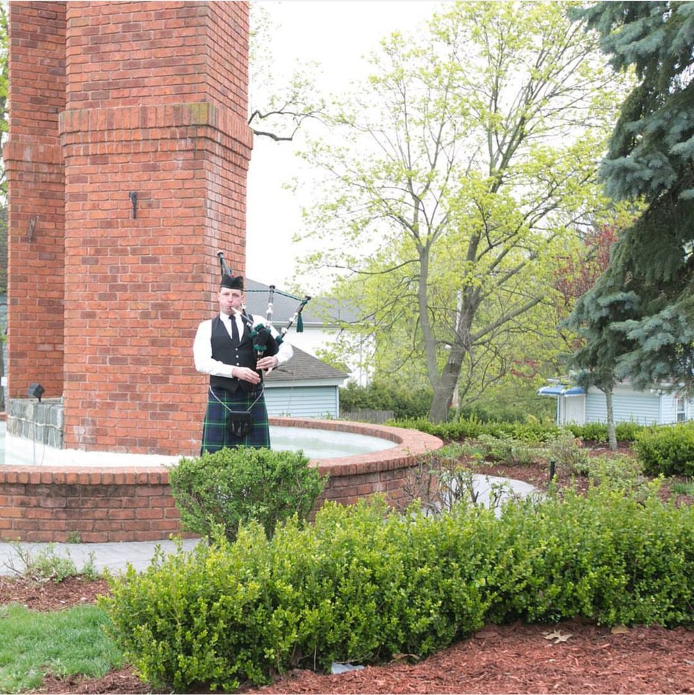 1800 Bagpiper