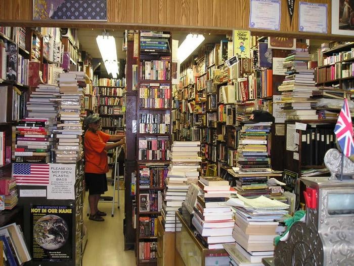 The Gallery Bookstore 61 Reviews Bookstores 923 W Belmont Ave