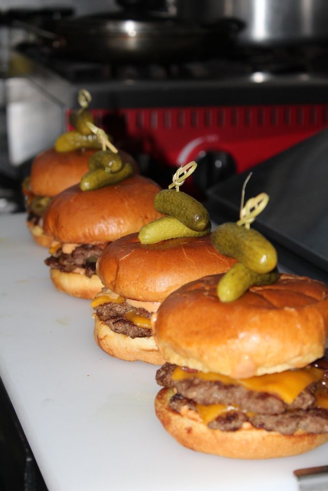 Pura’s Burgers