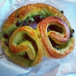 Photo de Boulangerie Serve , Lyon, France. Roulé pistache chocolat