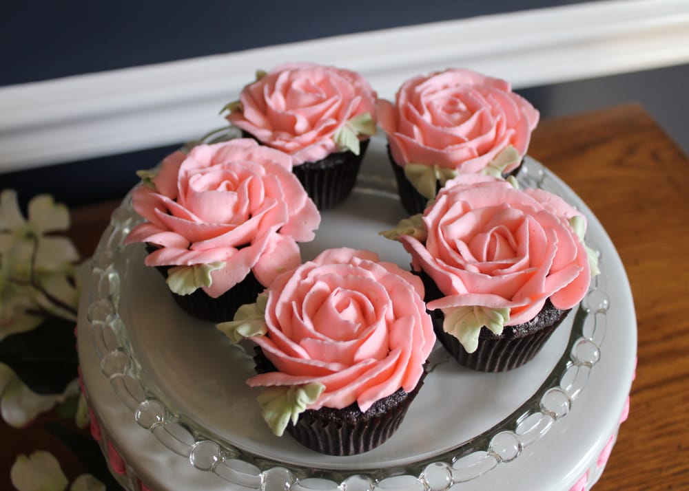 Cake With White Whipped Cream Roses Cake With White Whipped Cream Roses