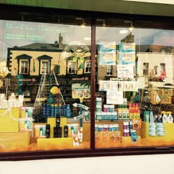 Conefreys Pharmacy － 都柏林, Co. Dublin, 愛爾蘭的相片。Lovely front window.