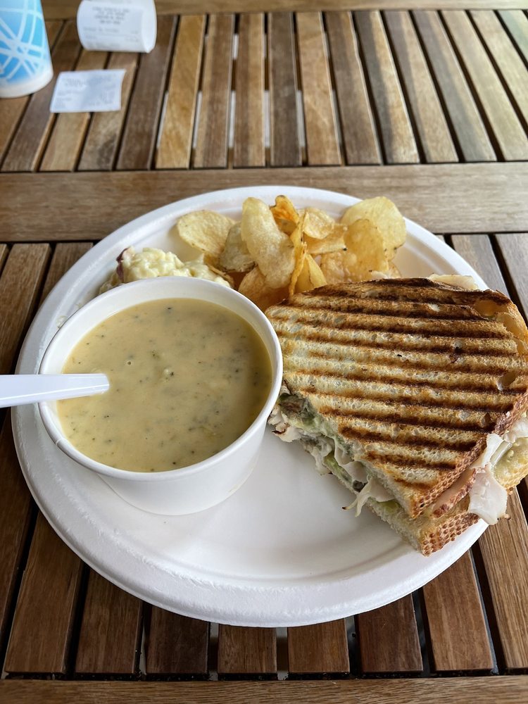 Lynns Catering N Cafe