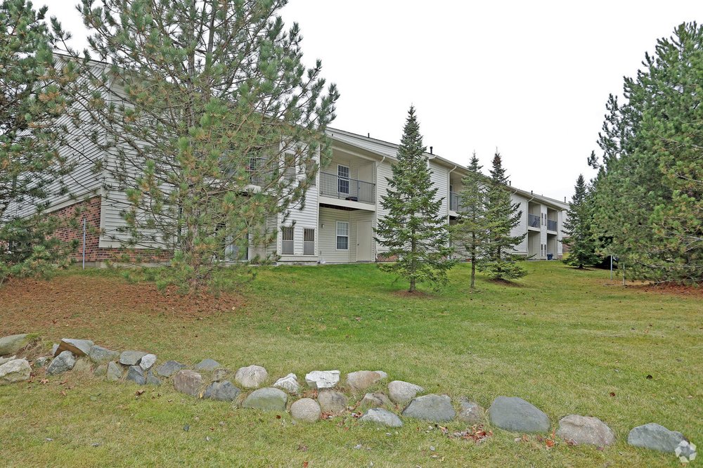 Property details Lake Village Rochester Hills Description Lake Village of Rochester Hills offers 1 and 2 bedroom apartment homes, with private entrances, walk-in closets, in bedrooms, dine-in kitchens and a full size washer/dryer in every home.