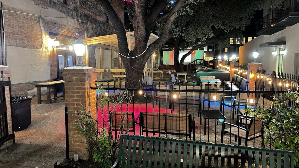 Austin's on the Ave