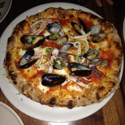 Foto de Il Casaro Pizzeria & Mozzarella Bar - San Francisco, CA, Estados Unidos. Seafood pizza!!
