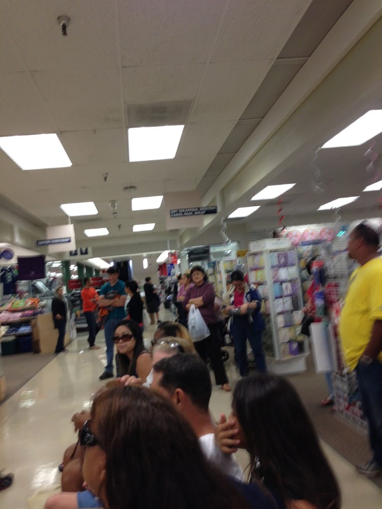 people standing in line for oceanic cable service at least twc customer service