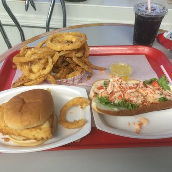 Rosewood Restaurant 37 Photos 56 Reviews Seafood 445 Photo Of Rosewood Restaurant Bellingham Ma United States Fish Sandwich And Ered