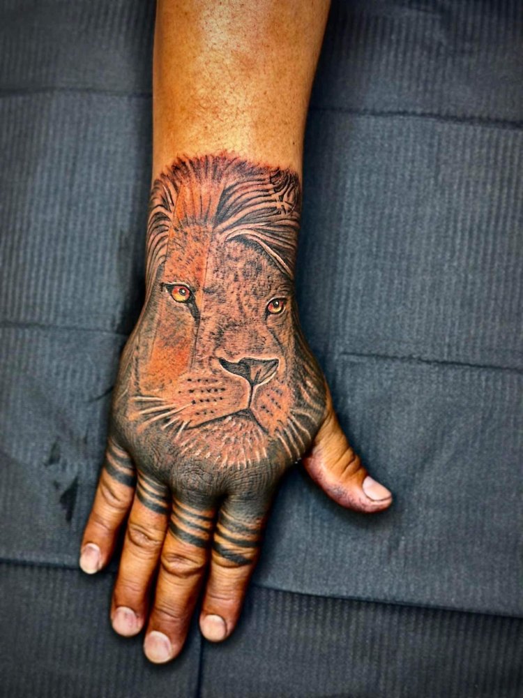 Art in the skin tattoo shop 