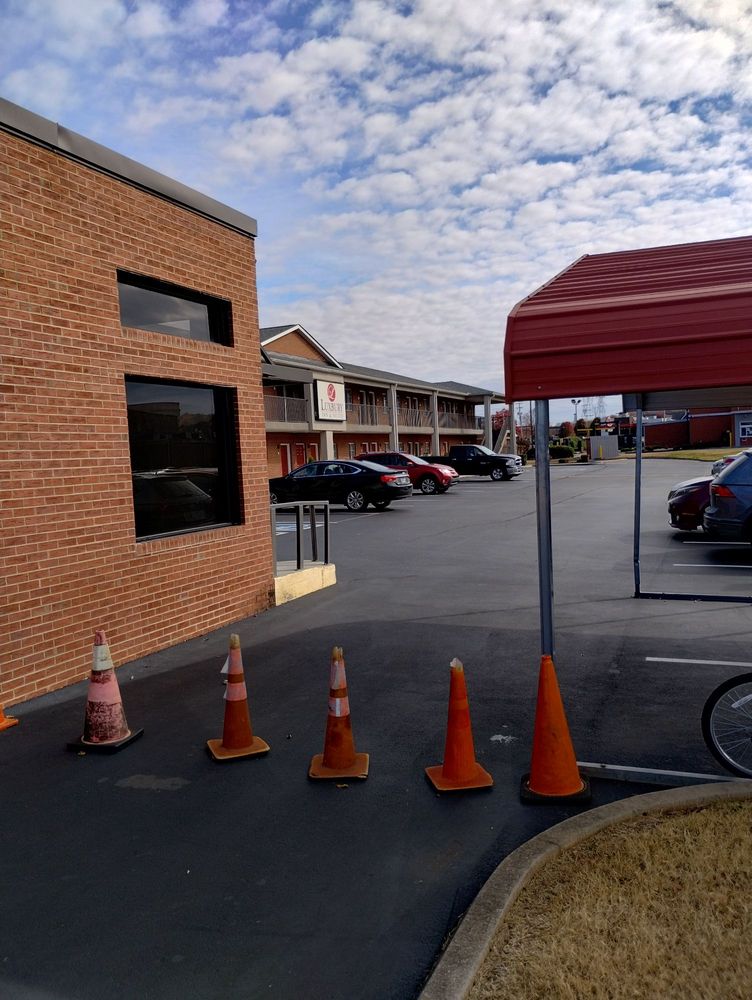 Luxbury Inn & Suites