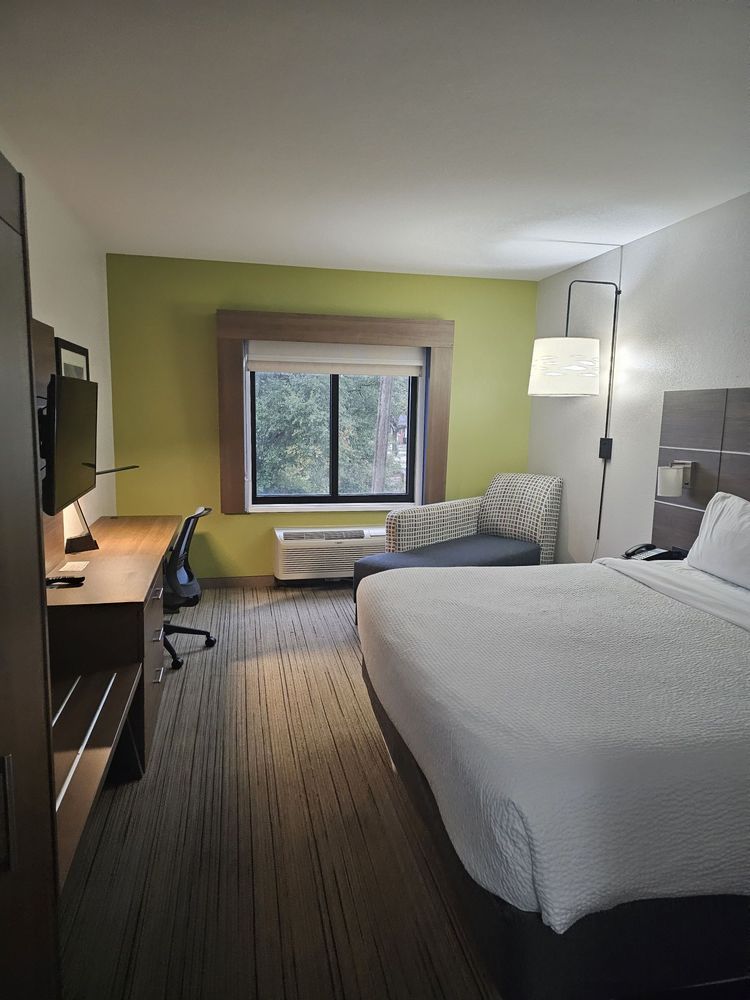 Holiday Inn Express & Suites Pensacola West-Navy Base