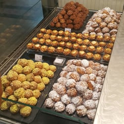 Photo de Pâtisserie David , Bordeaux, France. Le samedi dunes vanilles, dunes citron