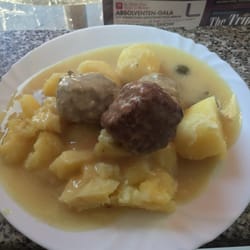 Fleischerei Domke - Berlin, Deutschland. Kapernklopse (warum auch immer - einer sah anders aus und schmeckte auch anders).