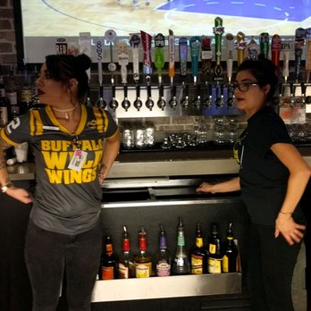 buffalo wild wings servers