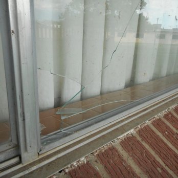 Econo Lodge 34 Photos Hotels 705 South 2nd St Wakeeney Ks Photo Of Econo Lodge Wakeeney Ks United States Broken External Window