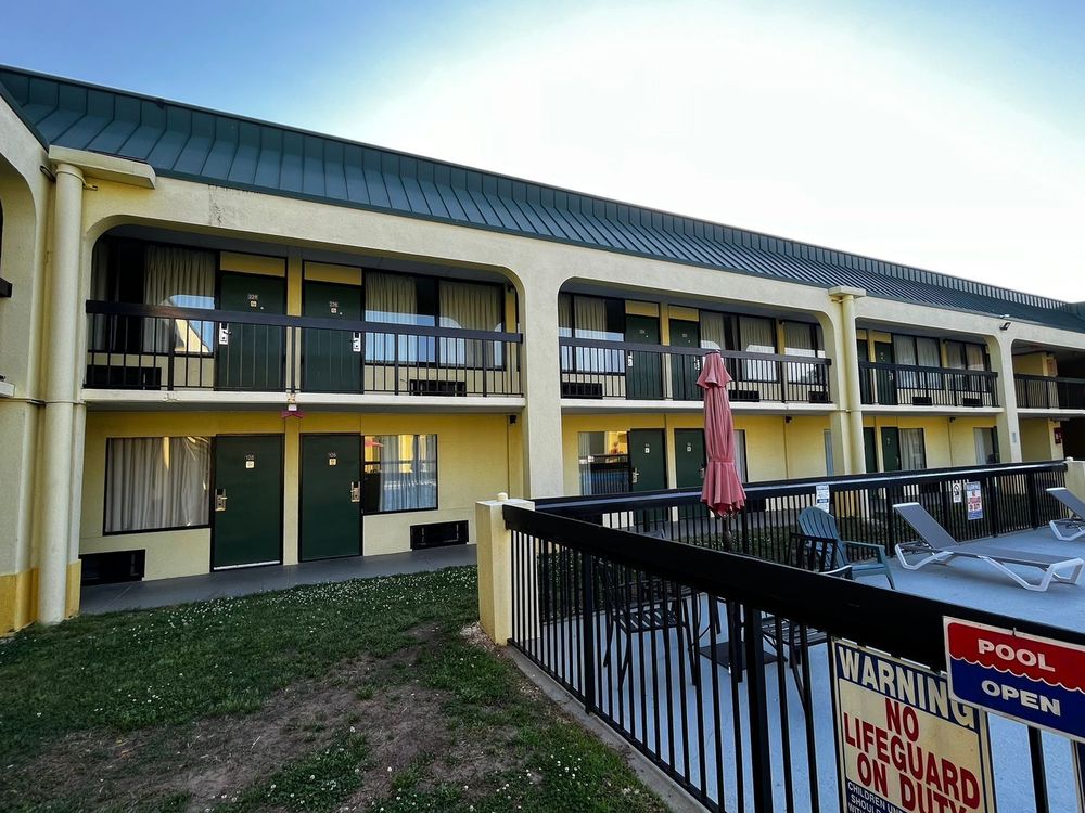 Red Carpet Inn & Suites