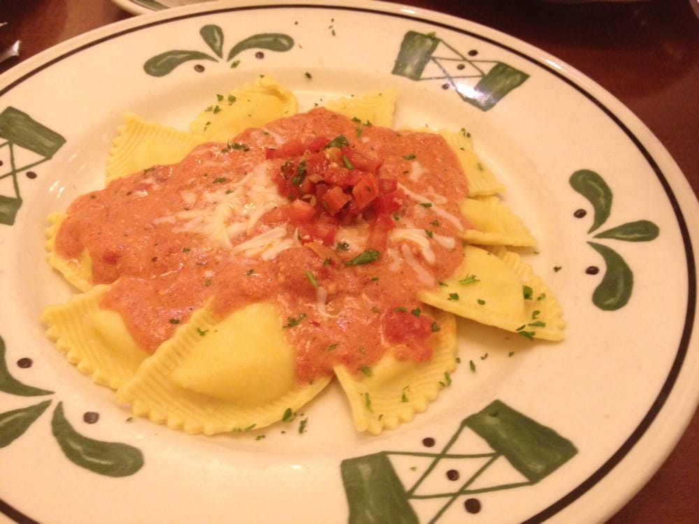 4 cheese ravioli olive garden mezzaluna ravioli with five cheese marinara pockets of cheese in a light tomato and sauce 4 cheese ravioli olive garden mezzaluna ravioli with five cheese marinara pockets of cheese in a light tomato and sauce