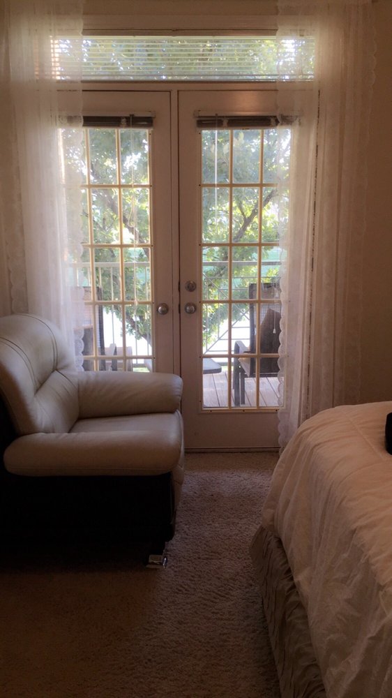 1 Bedroom 724 Sqft Can Fit A Queen Bed And Large Chair