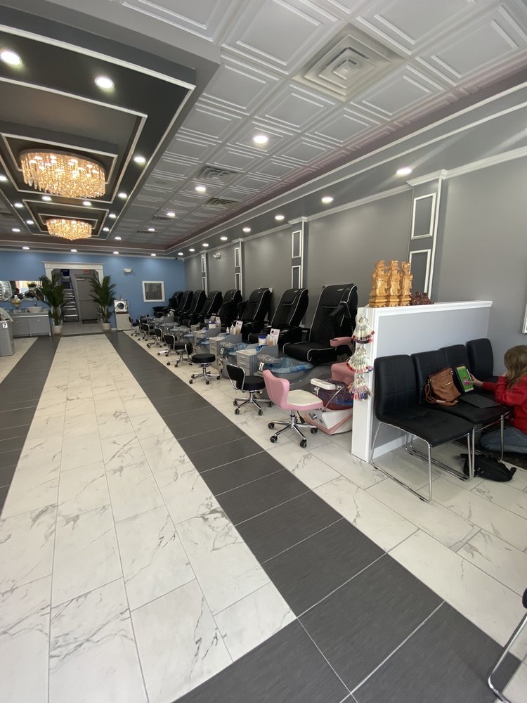 Planet Nails