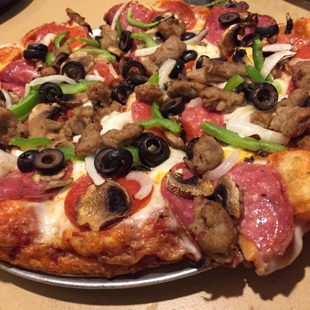 King Arthur S Supreme Small Size 6 Slices Perfect For 2 Yummy Photo Of Round Table Pizza Honolulu Hi United States King Arthur S Supreme