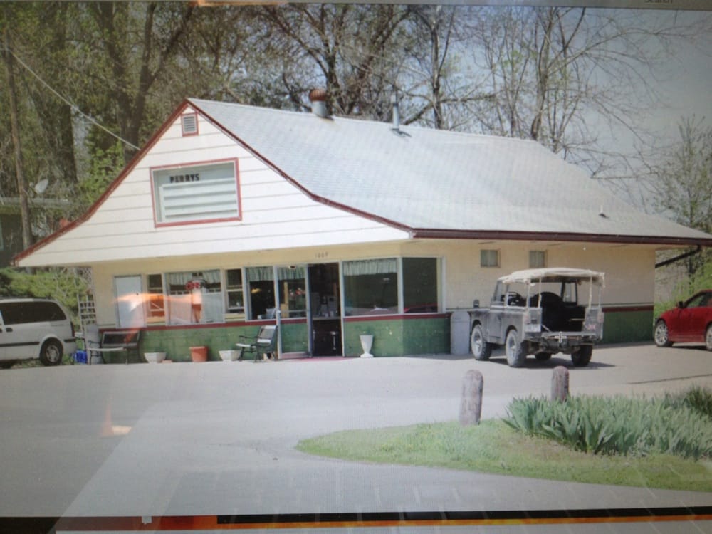 Perry’s DriveIn Restaurants 1009 Randolph St, Glasgow, MO